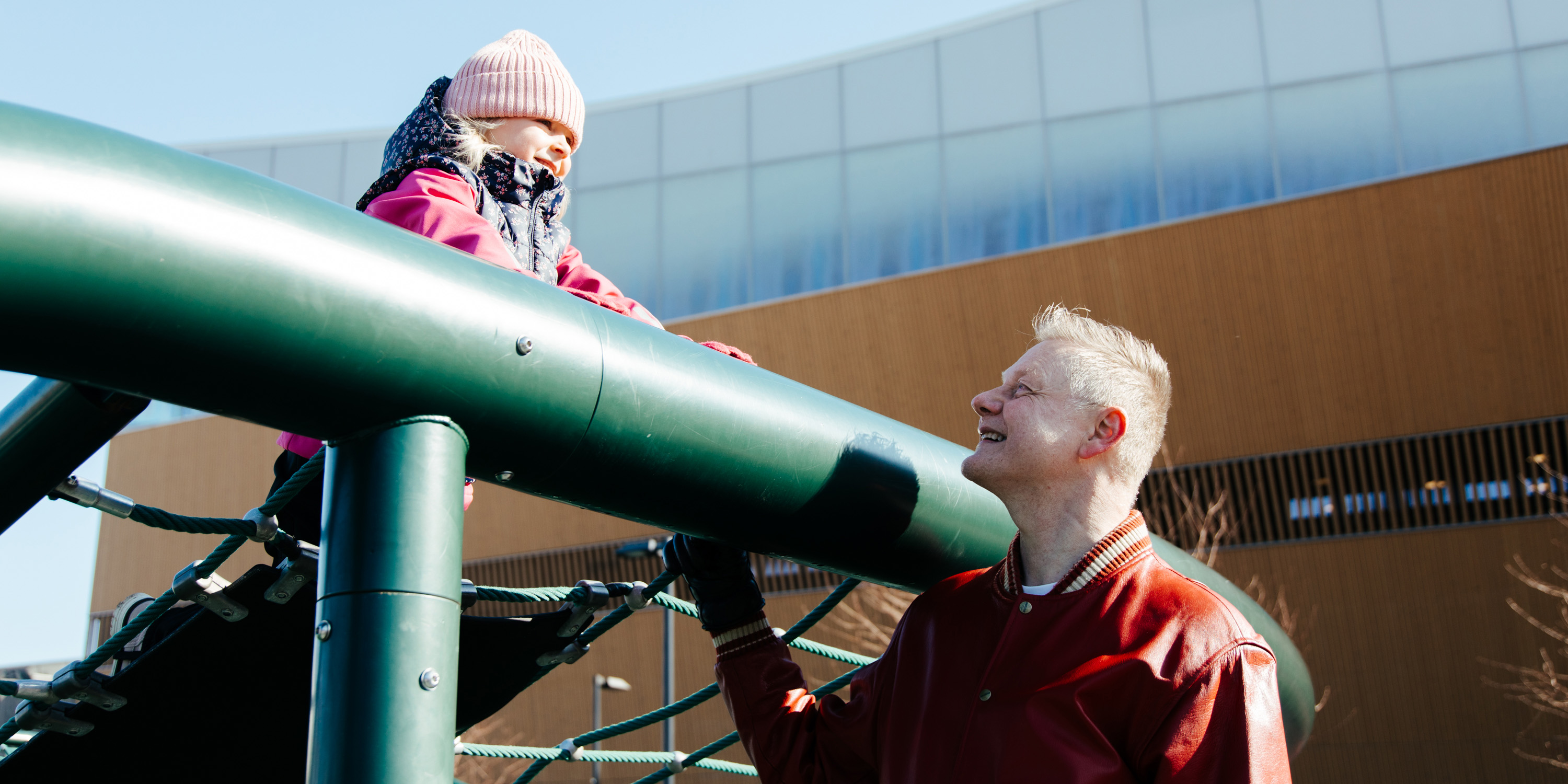 Kuvassa mies ja lapsi katsovat karttaa metsässä.